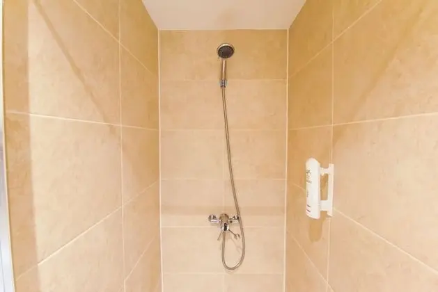 Deluxe Tek Büyük Yataklı Oda (Shared Bathroom)