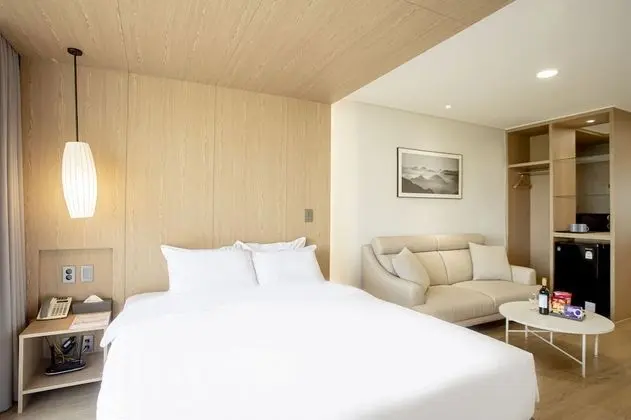 Kensington Studio (Remodeling Room / No Kitchenette)