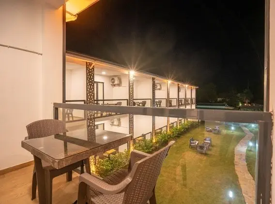 Aile Odası, Havuz ve Bahçe Manzaralı, Balkonlu