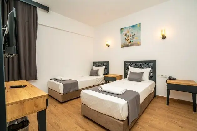 Aile Odası, Havuz ve Bahçe Manzaralı, Balkonlu