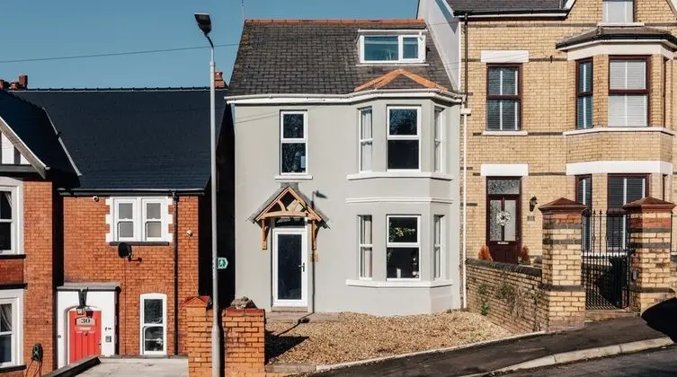 Ev