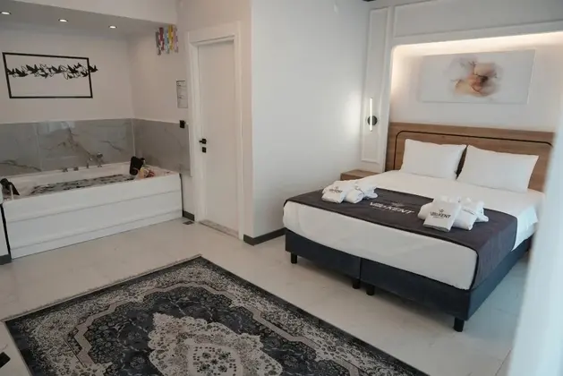 Luxury Oda