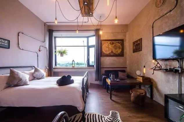 Design Üç Kişilik Oda, Birden Çok Yatak, Buzdolabı (Thomas Edison)