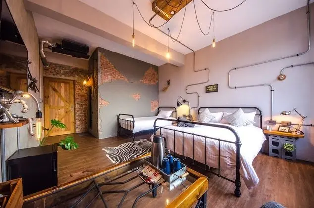 Design Üç Kişilik Oda, Birden Çok Yatak, Buzdolabı (Thomas Edison)