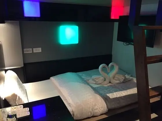 İki Ayrı Yataklı Oda, Ortak Banyo
