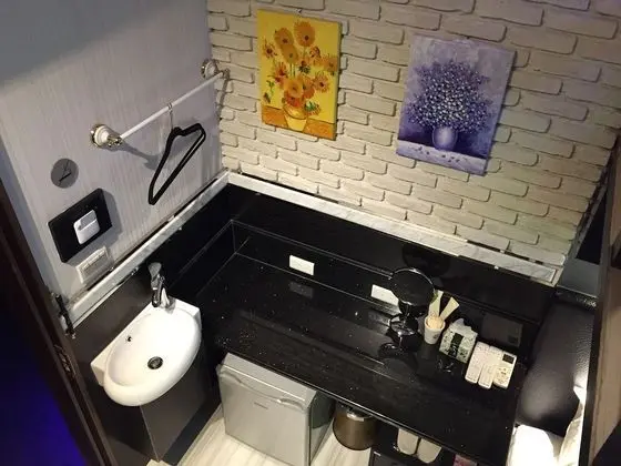 İki Ayrı Yataklı Oda, Ortak Banyo