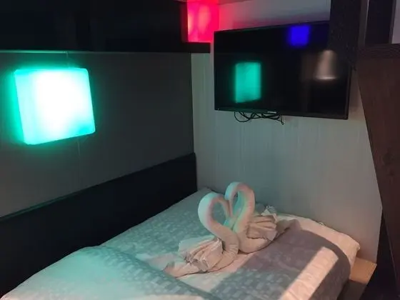İki Ayrı Yataklı Oda, Ortak Banyo
