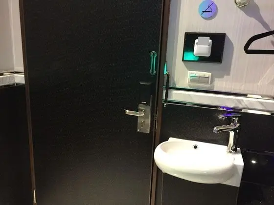 İki Ayrı Yataklı Oda, Ortak Banyo