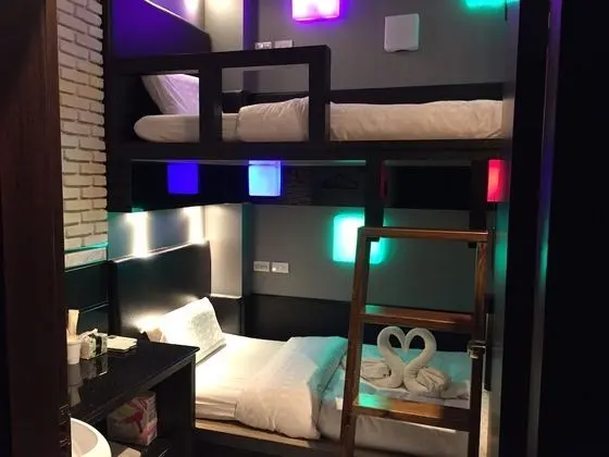İki Ayrı Yataklı Oda, Ortak Banyo