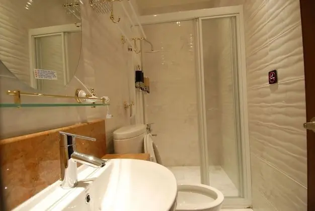 Tek Büyük Yataklı Oda, Ortak Banyo