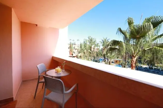 Deluxe Tek Büyük veya İki Ayrı Yataklı Oda, Havuz Manzaralı