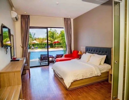 Deluxe Tek Büyük Yataklı Oda, Havuz Manzaralı