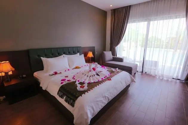 Deluxe Tek Büyük Yataklı Oda, Havuz Manzaralı