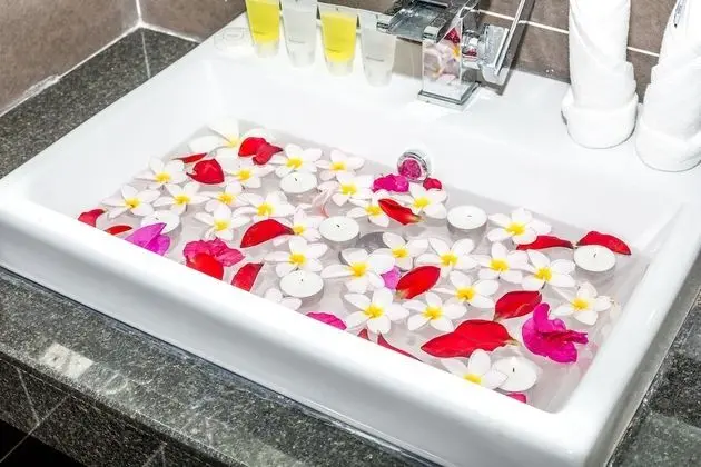 Deluxe Tek Büyük Yataklı Oda, Havuz Manzaralı