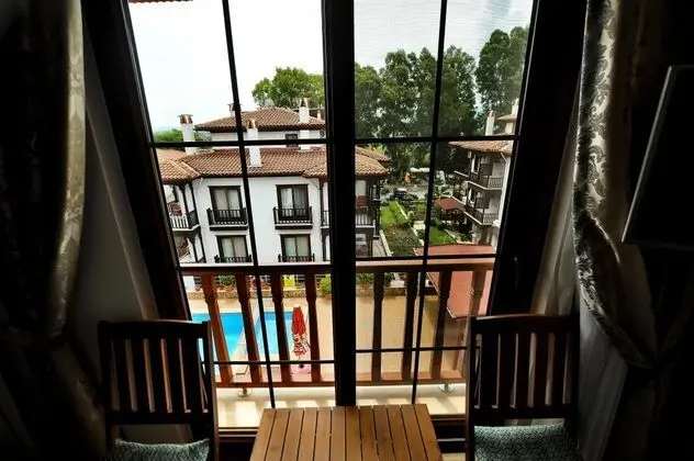 Aile Odası, Havuz Manzaralı