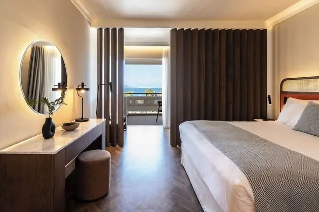 Deluxe Tek Büyük Yataklı Oda, Deniz Manzaralı (with partition and seating area)