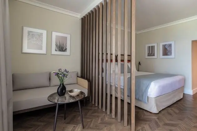 Deluxe Tek Büyük Yataklı Oda, Deniz Manzaralı (with partition and seating area)