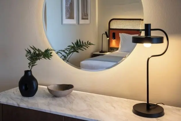 Deluxe Tek Büyük Yataklı Oda, Deniz Manzaralı (with partition and seating area)
