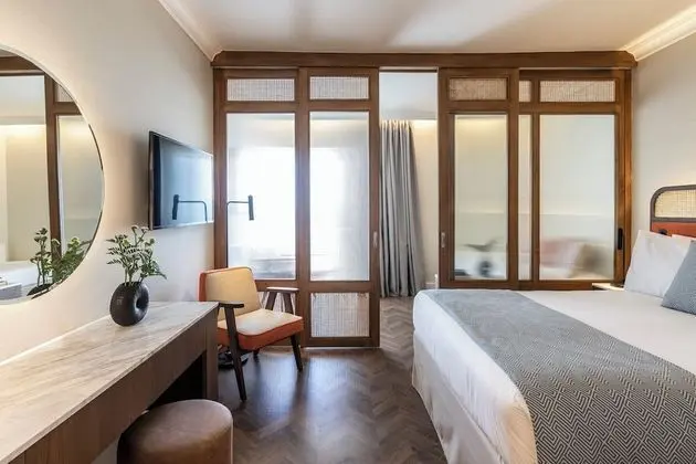 Superior Üç Kişilik Oda (Inland view with sliding doors)