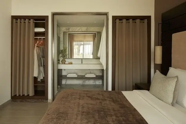 VIP One Bedroom Suite Swim up Pool view (Bungalow Area)