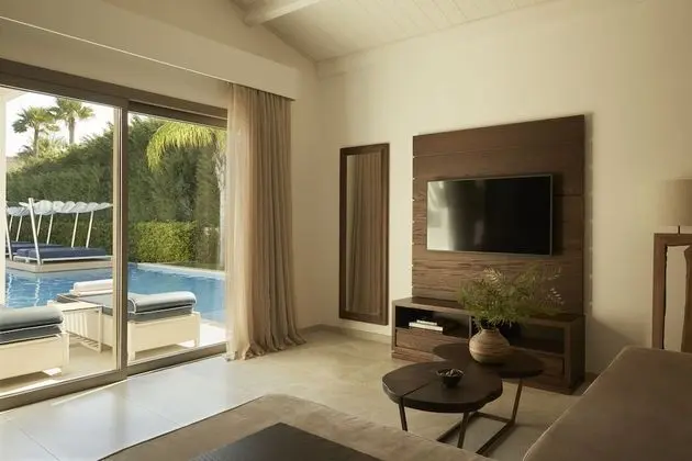 VIP One Bedroom Suite Swim up Pool view (Bungalow Area)