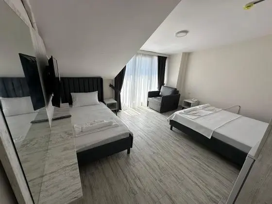 Balkonlu Superior Oda, Kara Manzaralı, Balkonlu