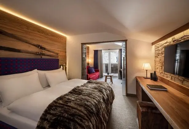 V Level Alpen Art Suite with Balcony