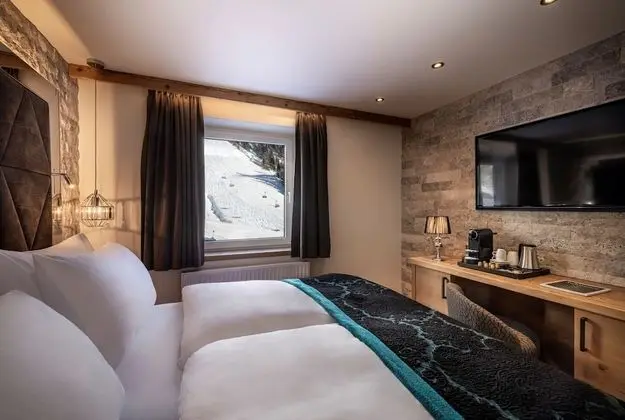 V Level Alpen Art Suite with Balcony