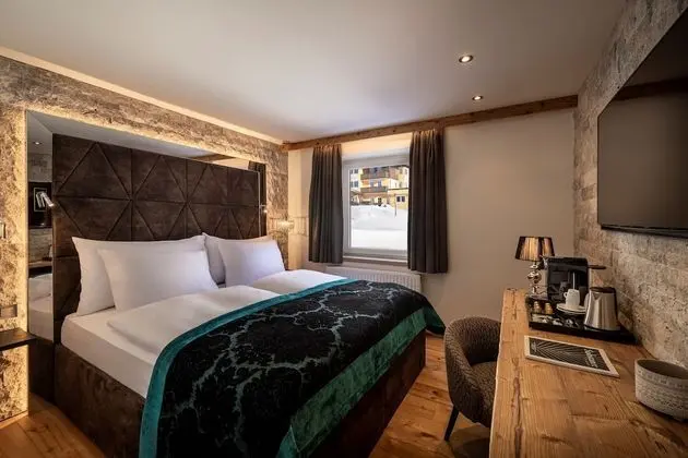 V Level Alpen Art Suite with Balcony