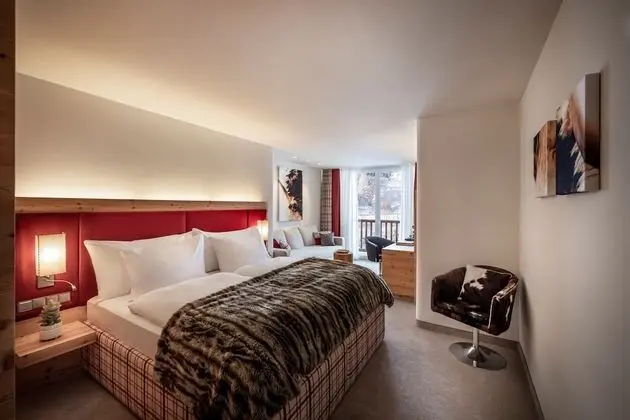 V Level Design Art Triple Room