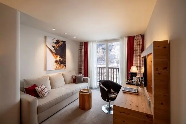 V Level Design Art Triple Room