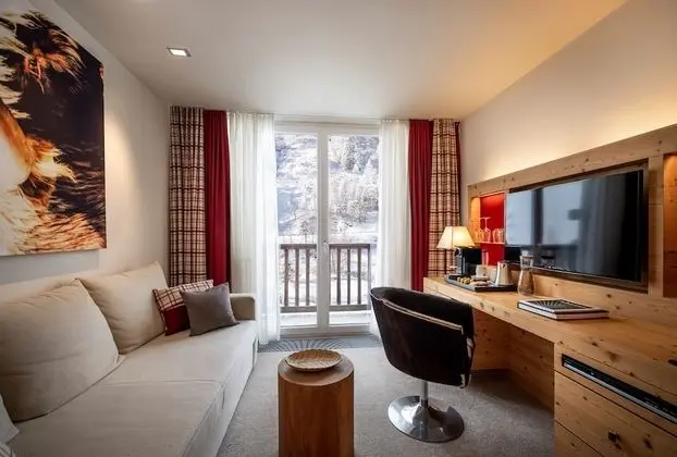 V Level Design Art Triple Room