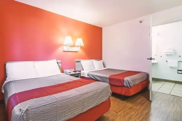 2 QUEEN BED NON SMOKING