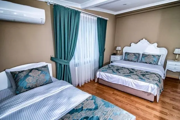 Triple, Bahçe Manzaralı
