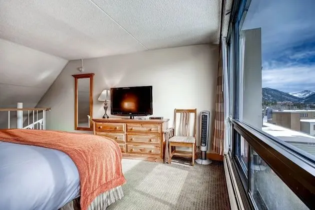 Çatı Katı (Loft), 1 En Büyük (King) Boy Yatak (Lodge)
