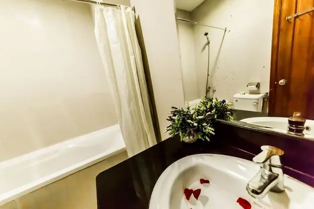 Deluxe Tek Büyük Yataklı Oda, 1 Büyük (Queen) Boy Yatak, Sigara İçilmez, Kısmi Deniz Manzarası