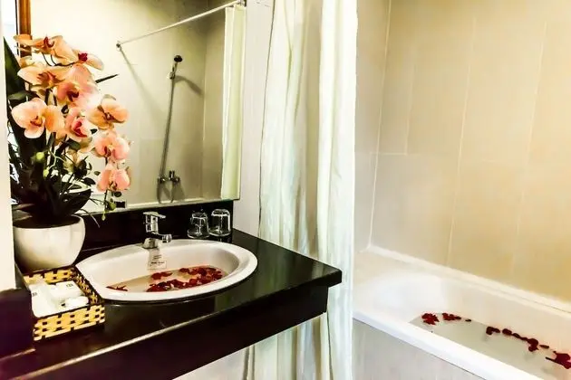 Deluxe Tek Büyük Yataklı Oda, 1 Büyük (Queen) Boy Yatak, Sigara İçilmez, Kısmi Deniz Manzarası