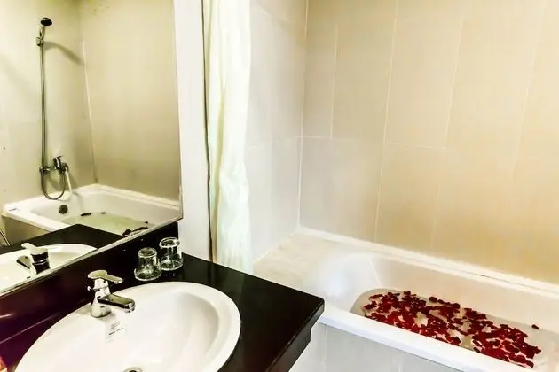 Deluxe Tek Büyük Yataklı Oda, 1 Büyük (Queen) Boy Yatak, Sigara İçilmez, Kısmi Deniz Manzarası
