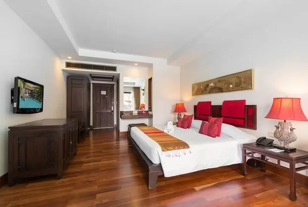 Deluxe Tek Büyük veya İki Ayrı Yataklı Oda, Havuz Manzaralı