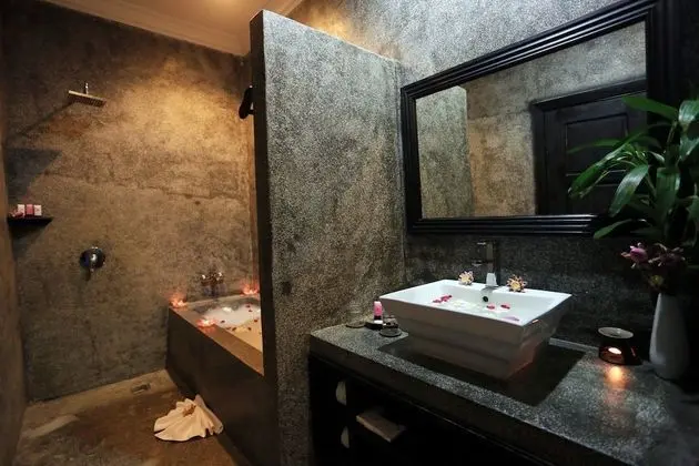 Deluxe Tek Büyük Yataklı Oda, Havuz Kenarı