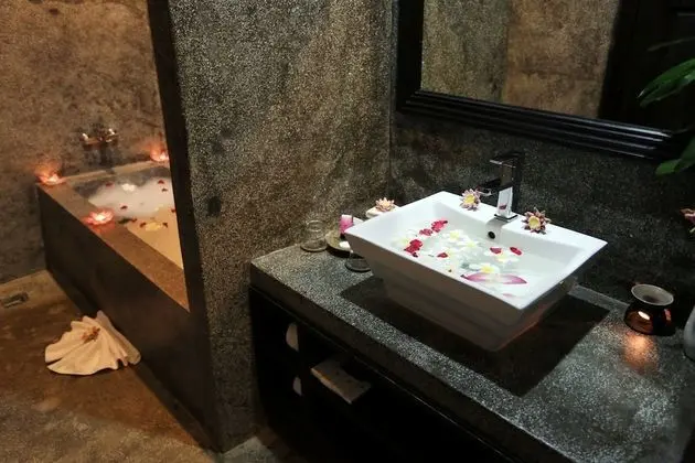 Deluxe Tek Büyük Yataklı Oda, Havuz Kenarı
