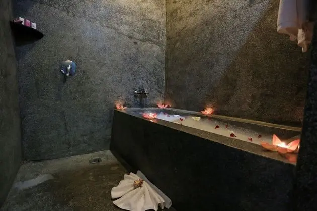 Deluxe Tek Büyük Yataklı Oda, Havuz Kenarı