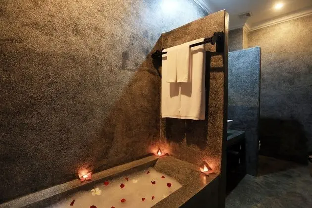 Deluxe Tek Büyük Yataklı Oda, Havuz Kenarı