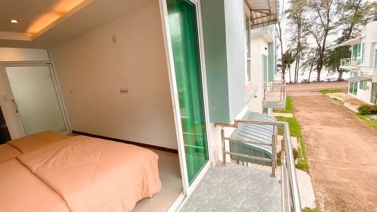 2 Bedrooms House
