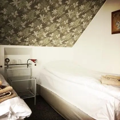 İki Ayrı Yataklı Oda, Ortak Banyo