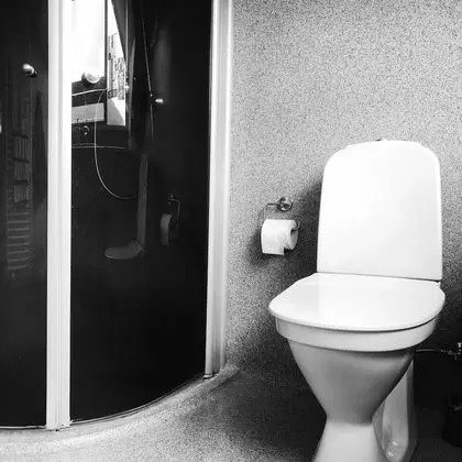 İki Ayrı Yataklı Oda, Ortak Banyo