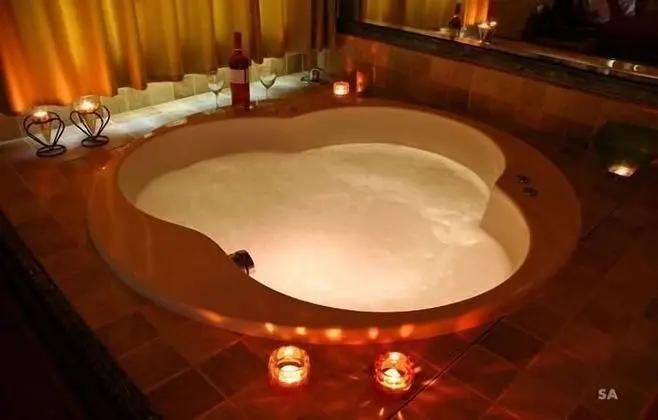 Romantic Kulübe, Jakuzi, Havuz Kenarı