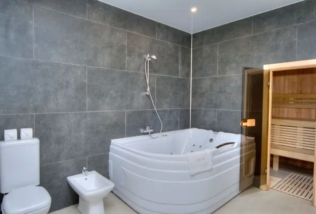 Deluxe Stüdyo, Sıcak Su Küveti