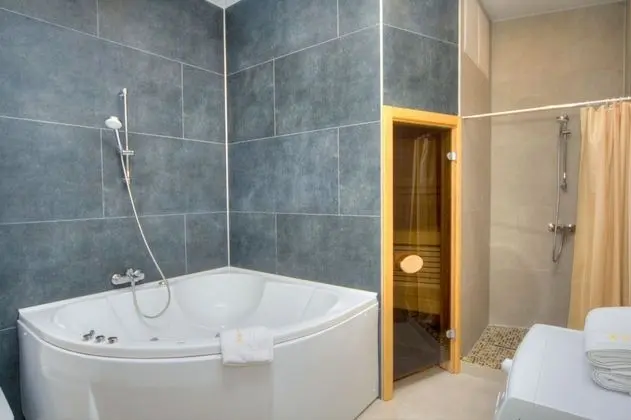 Deluxe Stüdyo, Sıcak Su Küveti