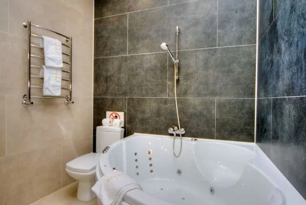 Deluxe Stüdyo, Sıcak Su Küveti